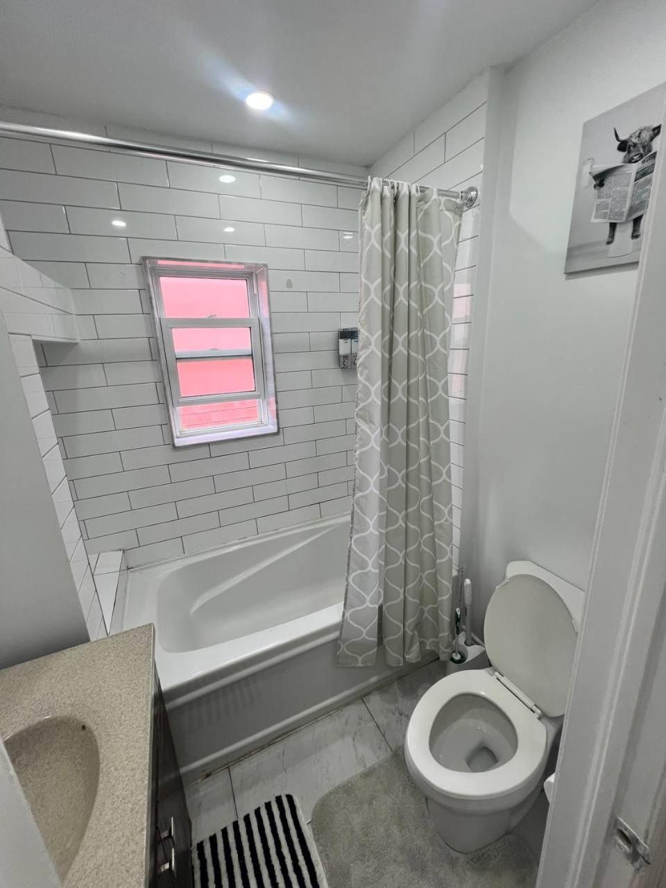 #1 Convvy-Nient Residence! Торонто Экстерьер фото