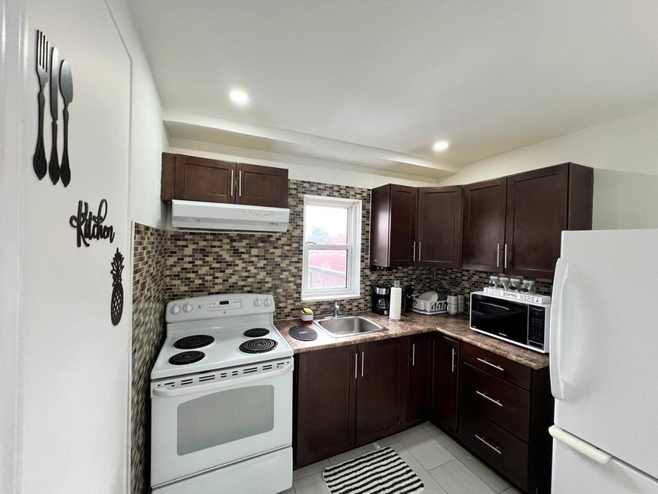 #1 Convvy-Nient Residence! Торонто Экстерьер фото
